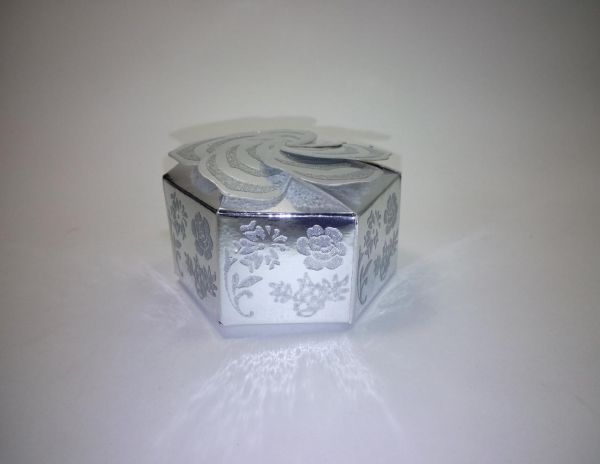 Коробка подарочная фигурная с крышкой цветком, серебро